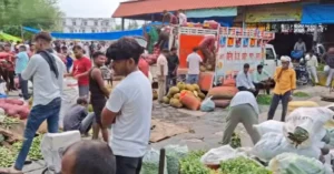 A busy local vegetable mandi in Delhi-NCR where rising crop prices drive families to start a balcony kitchen garden.